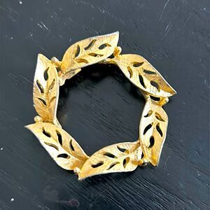 Vintage Gerry’s wreath brooch pin